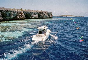 Sportfischerboot schleppt entlang der tiefblauen Steilkante vor Bonaire
